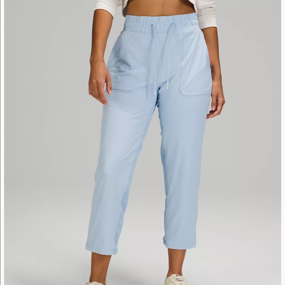 Lululemon BRAND NEW Beyond Studio Crop 25” Size 6